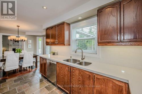 1534 Heritage Way, Oakville, ON - Indoor Photo Showing Kitchen With Double Sink