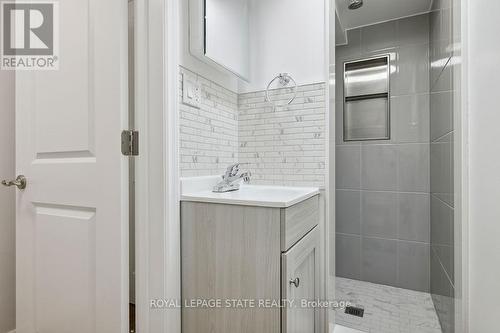 79 Delena Avenue N, Hamilton, ON - Indoor Photo Showing Bathroom