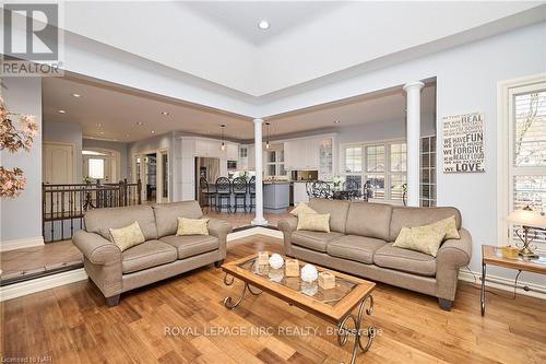 22 Beechwood Crescent, Pelham, ON - Indoor Photo Showing Living Room
