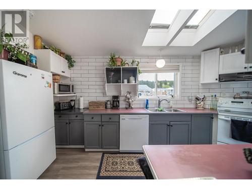 2112 Kokanee  N Court, Cranbrook, BC - Indoor Photo Showing Kitchen With Double Sink