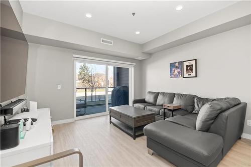 109 1505 Molson Street, Winnipeg, MB - Indoor Photo Showing Living Room