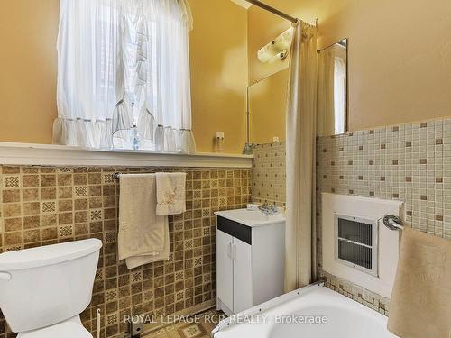 417 Westmoreland Ave N, Toronto, ON - Indoor Photo Showing Bathroom
