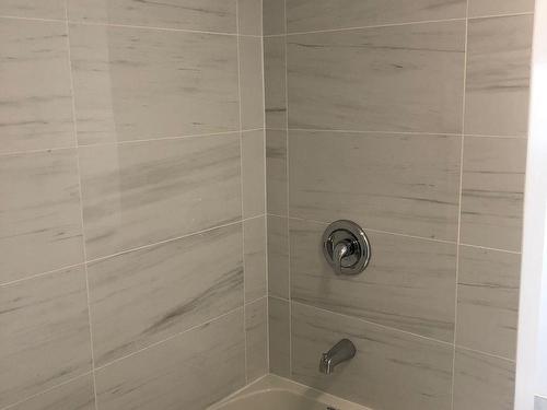 Upper-20 Kew Beach Ave, Toronto, ON - Indoor Photo Showing Bathroom