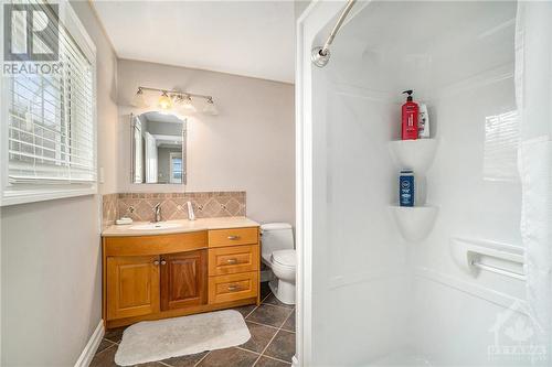 910 Bayview Drive, Ottawa, ON - Indoor Photo Showing Bathroom