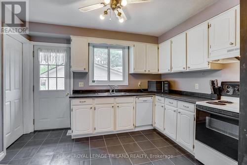 352 Helen Drive, Strathroy-Caradoc, ON - Indoor Photo Showing Kitchen With Double Sink