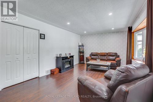 352 Helen Drive, Strathroy-Caradoc, ON - Indoor Photo Showing Living Room