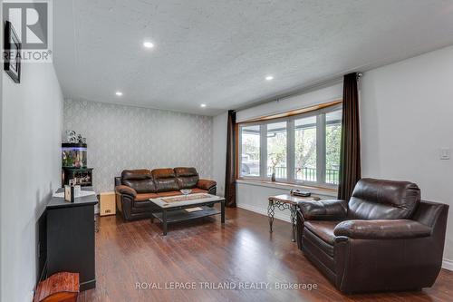 352 Helen Drive, Strathroy-Caradoc, ON - Indoor Photo Showing Living Room