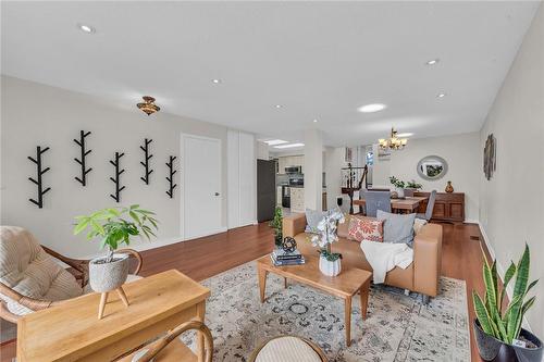 32 Braeheid Avenue, Waterdown, ON - Indoor Photo Showing Living Room