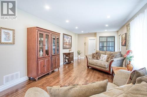 3653 Hazel Street, Fort Erie, ON - Indoor Photo Showing Living Room