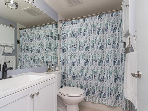 1206-751 Fairfield Rd, Victoria, BC - Indoor Photo Showing Bathroom
