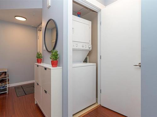 1206-751 Fairfield Rd, Victoria, BC - Indoor Photo Showing Laundry Room