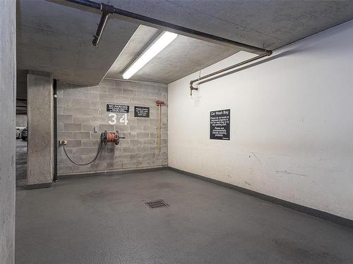 1206-751 Fairfield Rd, Victoria, BC - Indoor Photo Showing Garage
