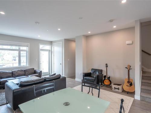 5-180 First Ave, Qualicum Beach, BC - Indoor Photo Showing Living Room