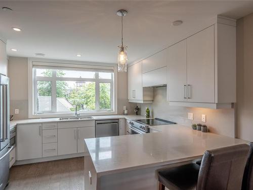 5-180 First Ave, Qualicum Beach, BC - Indoor Photo Showing Kitchen With Upgraded Kitchen