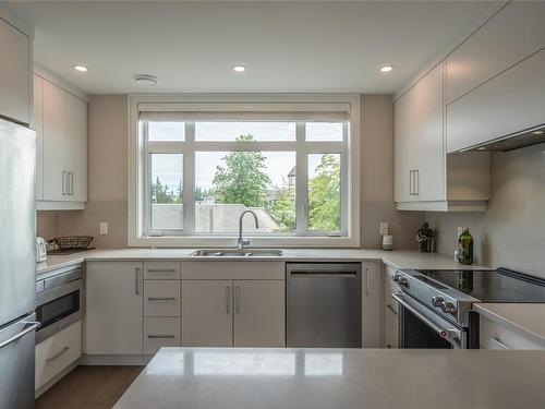 5-180 First Ave, Qualicum Beach, BC - Indoor Photo Showing Kitchen With Double Sink With Upgraded Kitchen