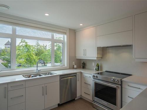 5-180 First Ave, Qualicum Beach, BC - Indoor Photo Showing Kitchen With Double Sink