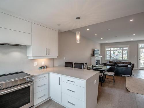 5-180 First Ave, Qualicum Beach, BC - Indoor Photo Showing Kitchen