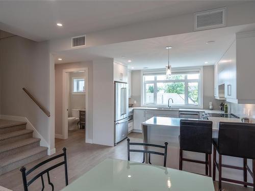 5-180 First Ave, Qualicum Beach, BC - Indoor Photo Showing Kitchen