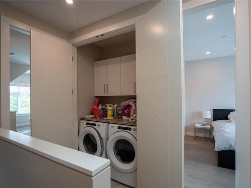 5-180 First Ave, Qualicum Beach, BC - Indoor Photo Showing Laundry Room