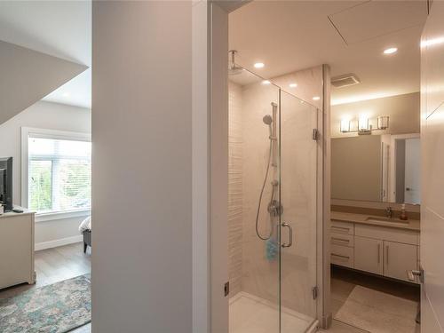 5-180 First Ave, Qualicum Beach, BC - Indoor Photo Showing Bathroom