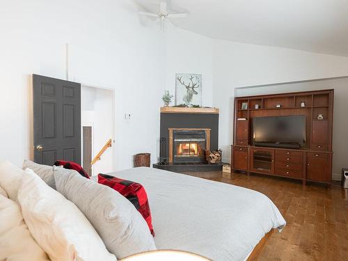 Master bedroom - 555 Ch. Des Peupliers, Piedmont, QC - Indoor Photo Showing Bedroom With Fireplace