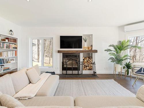 Salon - 251 Ch. Des Bosquets-Fleuris, Stanstead - Canton, QC - Indoor Photo Showing Living Room With Fireplace