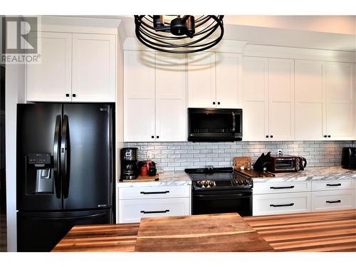 909 9 Avenue, Vernon, BC - Indoor Photo Showing Kitchen