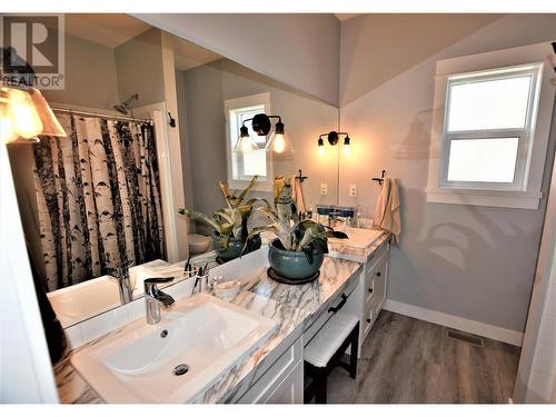 909 9 Avenue, Vernon, BC - Indoor Photo Showing Bathroom