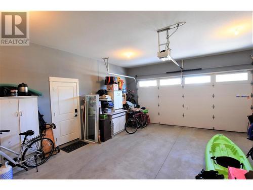 909 9 Avenue, Vernon, BC - Indoor Photo Showing Garage