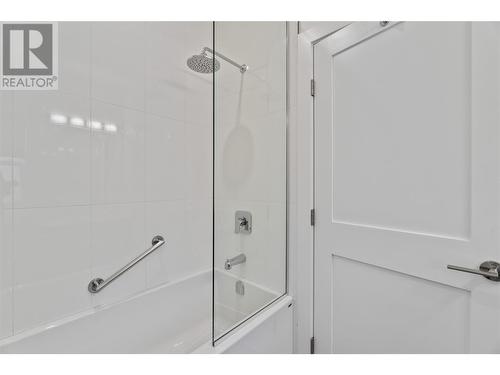 941 8 Avenue Ne, Salmon Arm, BC - Indoor Photo Showing Bathroom