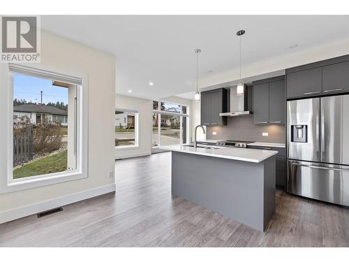 941 8 Avenue Ne, Salmon Arm, BC - Indoor Photo Showing Kitchen With Upgraded Kitchen