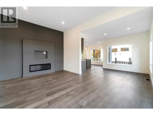 941 8 Avenue Ne, Salmon Arm, BC - Indoor Photo Showing Living Room