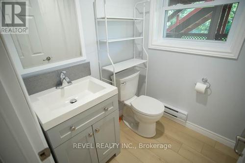 415 Chatham Street, Brantford, ON - Indoor Photo Showing Bathroom