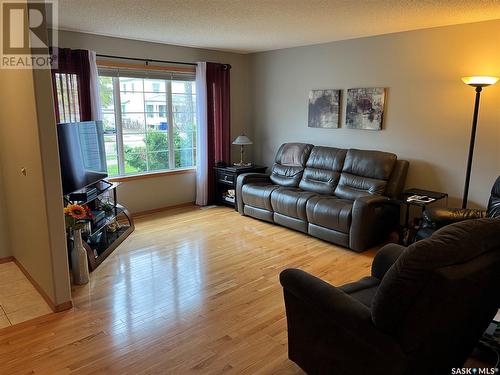 423 Qu'Appelle Street, Weyburn, SK - Indoor Photo Showing Living Room