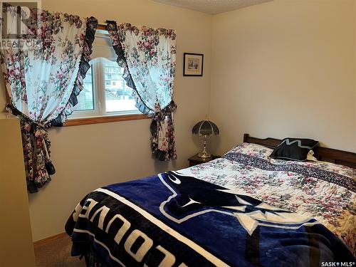 423 Qu'Appelle Street, Weyburn, SK - Indoor Photo Showing Bedroom