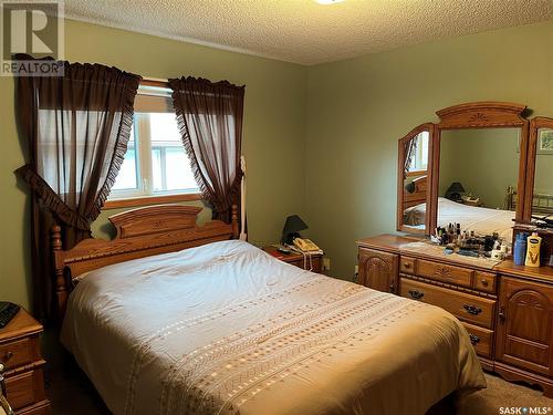 423 Qu'Appelle Street, Weyburn, SK - Indoor Photo Showing Bedroom