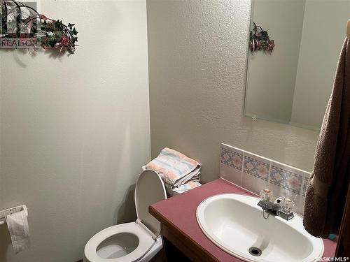 423 Qu'Appelle Street, Weyburn, SK - Indoor Photo Showing Bathroom