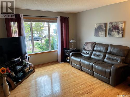 423 Qu'Appelle Street, Weyburn, SK - Indoor Photo Showing Living Room