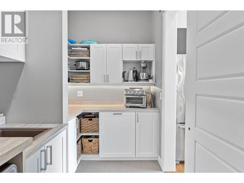 8856 Somerset Place, Vernon, BC - Indoor Photo Showing Kitchen