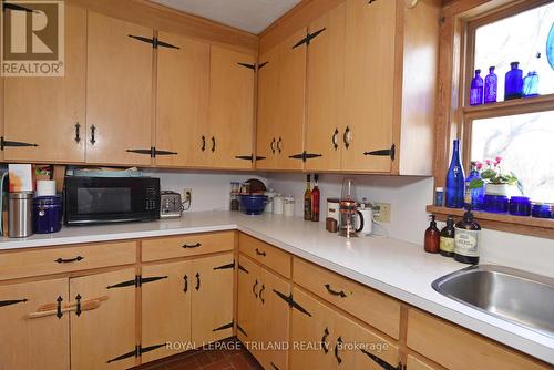9024 Wood Drive, Lambton Shores, ON - Indoor Photo Showing Kitchen