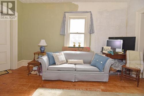 9024 Wood Drive, Lambton Shores, ON - Indoor Photo Showing Living Room