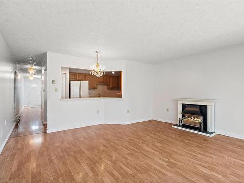 5-2600 Ferguson Rd, Central Saanich, BC - Indoor Photo Showing Living Room With Fireplace