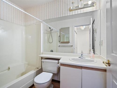 5-2600 Ferguson Rd, Central Saanich, BC - Indoor Photo Showing Bathroom