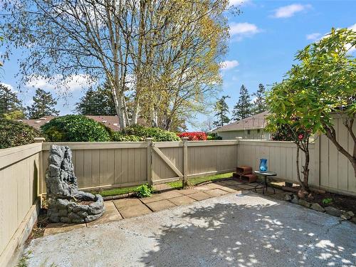 5-2600 Ferguson Rd, Central Saanich, BC - Outdoor With Backyard