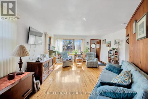 2990 Front Road, Lasalle, ON - Indoor Photo Showing Living Room