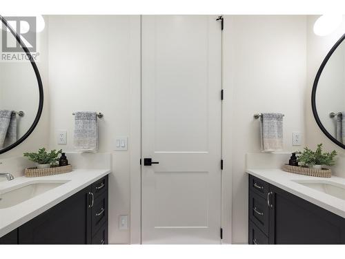 461 Swan Drive, Kelowna, BC - Indoor Photo Showing Bathroom