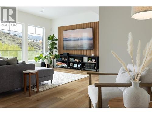 461 Swan Drive, Kelowna, BC - Indoor Photo Showing Living Room