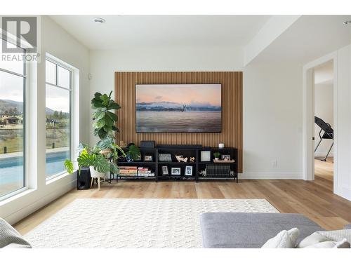 461 Swan Drive, Kelowna, BC - Indoor Photo Showing Living Room