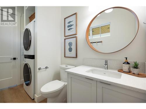 461 Swan Drive, Kelowna, BC - Indoor Photo Showing Laundry Room