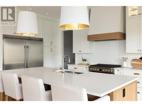 461 Swan Drive, Kelowna, BC - Indoor Photo Showing Kitchen With Double Sink With Upgraded Kitchen